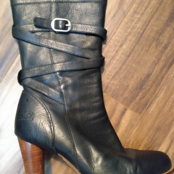 COPY - UGG Boots - Picture 3 of 15